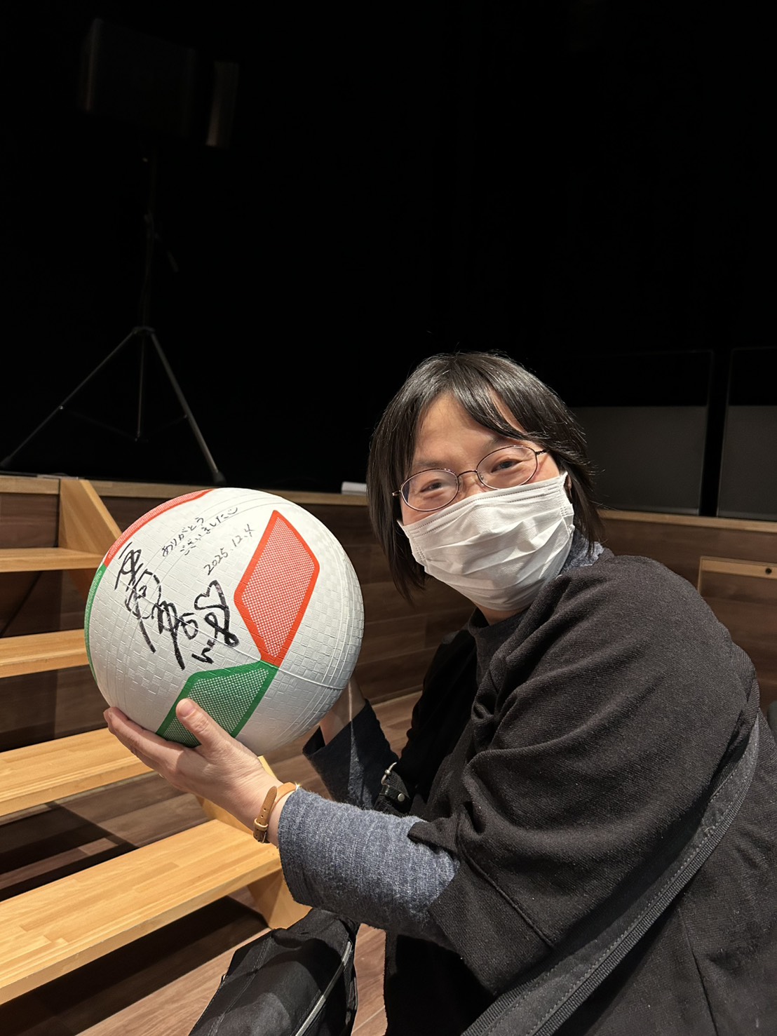 栗原恵さんのサイン入りボールをキャッチ🏐 | 特別養護老人ホーム青山荘